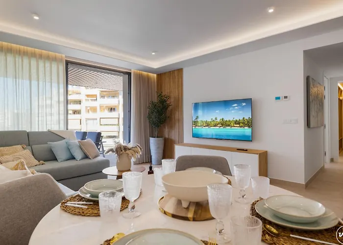 Vivi Homes - Serena Pool, Cinema, Gym & アパート